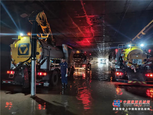 7月24日，河南新乡多处区域遭遇卫河水倒灌，而卫河决口处不仅水流湍急，周围环境还很恶劣，水深道窄，大型设备难以抵达、小型设备难以满足施工效率的要求。