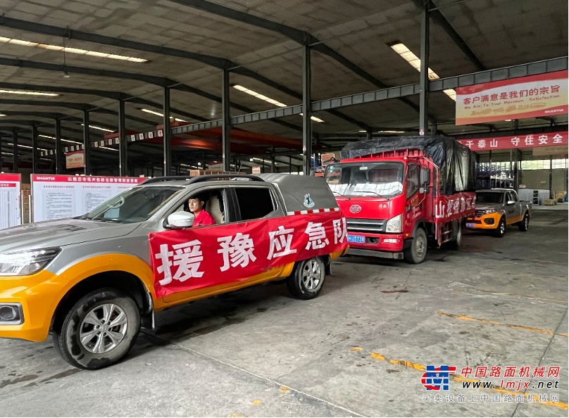 	救援路上，我们不停歇。救援队员们驾驶着山推装载机来回穿梭着，哪里有需要，就往哪里冲，忙碌接送着被围困的群众。轰鸣的马达是不竭的动力，车轮的水花是迸发的激情，高举的铲斗是不屈的顽强。由于现场环境恶劣、条件艰苦，他们大多数都只能选择在车上短暂休息，随后又投入到紧张的救援工作当中。