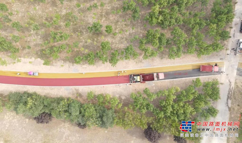 近年来随着美丽中国建设深入人心，各地在市政基础和路面铺设中不再是单一的颜色呈现，从花海到步道，从乡村到城市，彩虹路面越来越受到追捧，这代表阳光和激情的彩虹，同时也呈现着出人们对幸福生活始终追求，徐工道路也将持续为美丽中国的道路建设贡献自己的坚实力量。