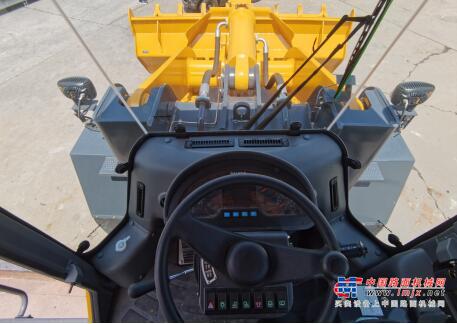 	合适才是最好的，全新一代山推L58K-C3款装载机是专门面向重载工况研发的匠工精品，根据具体工况不同分为矿石版、港口版、侧卸版等。其在重载能力、工作效率及油耗方面等表现异常优异，一经亮相便广受市场与行业的广泛关注。