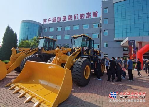 作为新一代的拳头产品，L58K-C3装载机生于山推，却是整个山东重工集团技术沉淀与资源优势之集大成者，在掘起力、可靠性、操作性、节能性等方面均得到了全面提升。