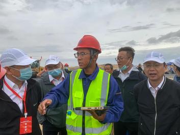 徐工无人化技术助力S21阿乌首条沙漠高速公路建设