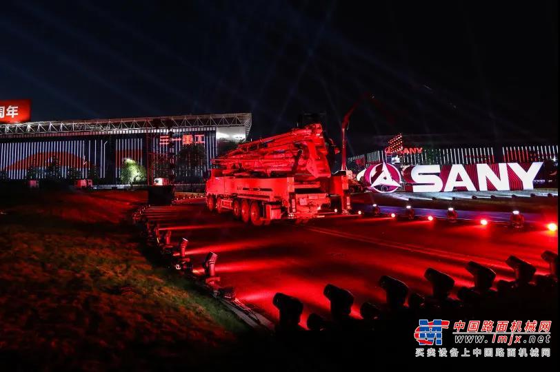 直播现场，动感的光影将22款搅拌车、8款车载泵和15款泵车新品的硬朗轮廓勾勒。期间，女子举重奥运冠军王明娟、羽毛球双打奥运冠军田卿2位“大满贯”选手也现身直播间，为“更高、更快、更强”的“世界泵王”站台，冠军气质相得益彰。