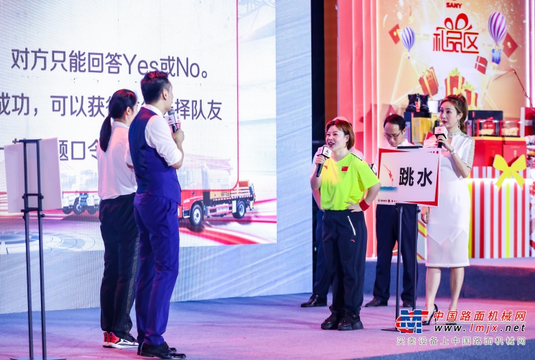 	直播现场，三一重工副总经理、泵送营销公司总经理陈静先生致辞，向远道而来的媒体朋友们和直播间的观众表示热烈欢迎，并分享了三一国六混凝土机械取得的最新技术优势和成果。