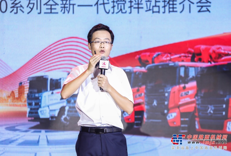 最后，陈静庄严地宣布三一国六混凝土机械成套设备及S系列泵车正式发布。话音刚落，S系列65米旗舰泵车灯光闪烁，鸣笛致敬，缓缓驶入舞台中央，在动感的光影下，这款重量级设备显得格外耀眼。
