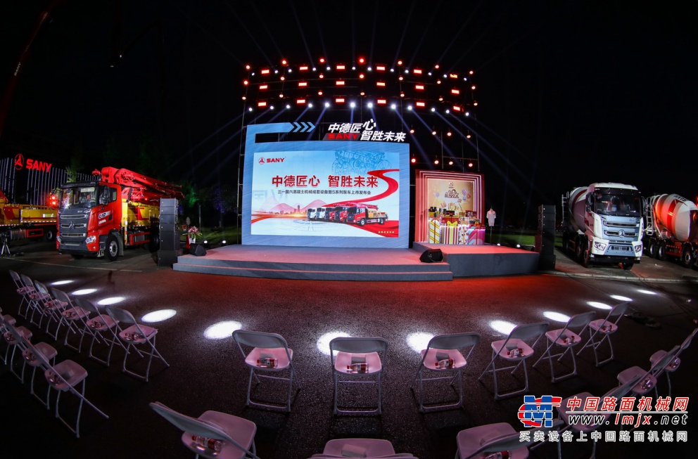 多款霸气的国六新品，精彩纷呈的表演，一轮接一轮的福利，短短2个小时左右的直播，吸引了超200万人次热烈围观。