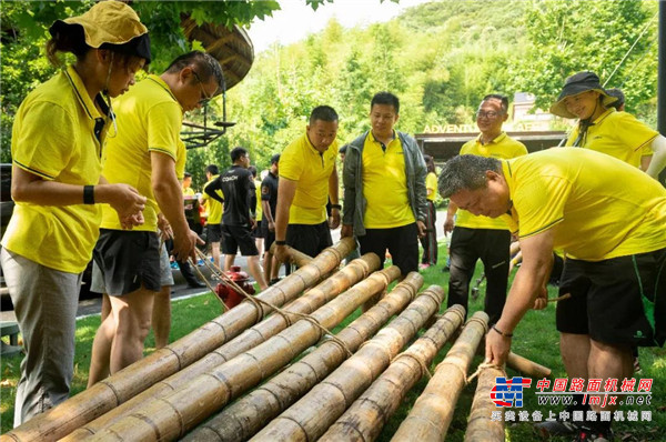 在Discovery探索极限主题公园内，小伙伴们被分成了四组，分别是王炸队、征山队、宝马队、雷电队，极富创意的队名及响亮的口号，让各小组团结协作，共同探索极限攀岩。