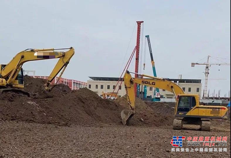 图：在某工地装车的临工E6210Fs挖掘机