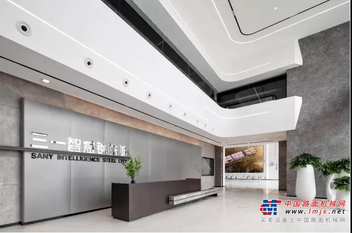 顶着高温酷暑，建设者们以饱满的工作热情和高度的敬业精神投入其中，挖掘机、压路机等三一设备开足马力，全面铺开项目建设。
