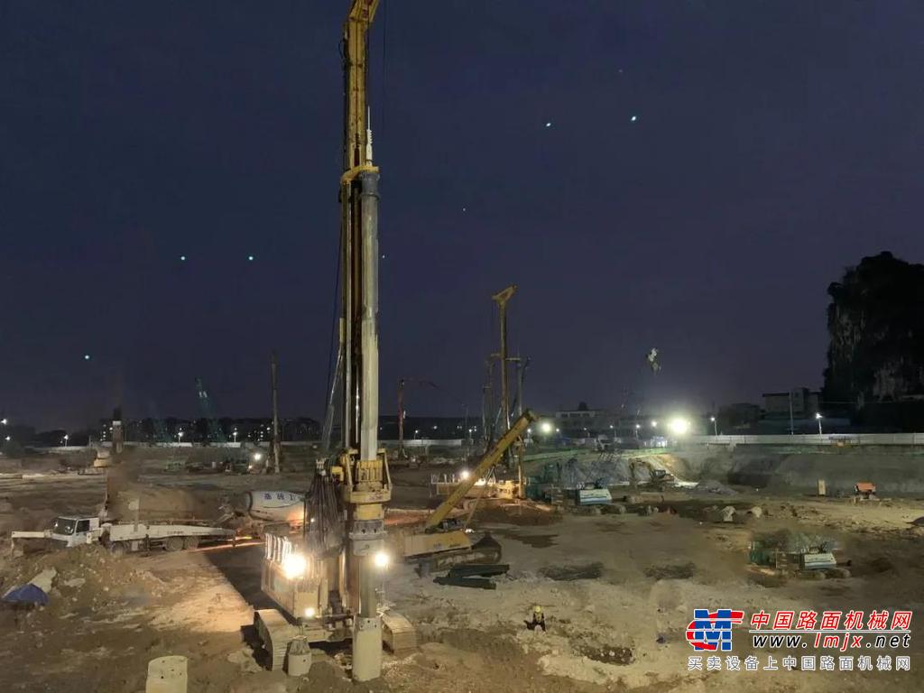 	桂林医学院附属医院整体搬迁项目1#医疗综合楼建设项目总投资19.8亿，预计2023年投入使用，是自治区级重大工程之一。新院区设计以桂花为原型，将桂林山水与桂花的城市特色融和，寓意着六朵桂花绽放在漓江东岸。