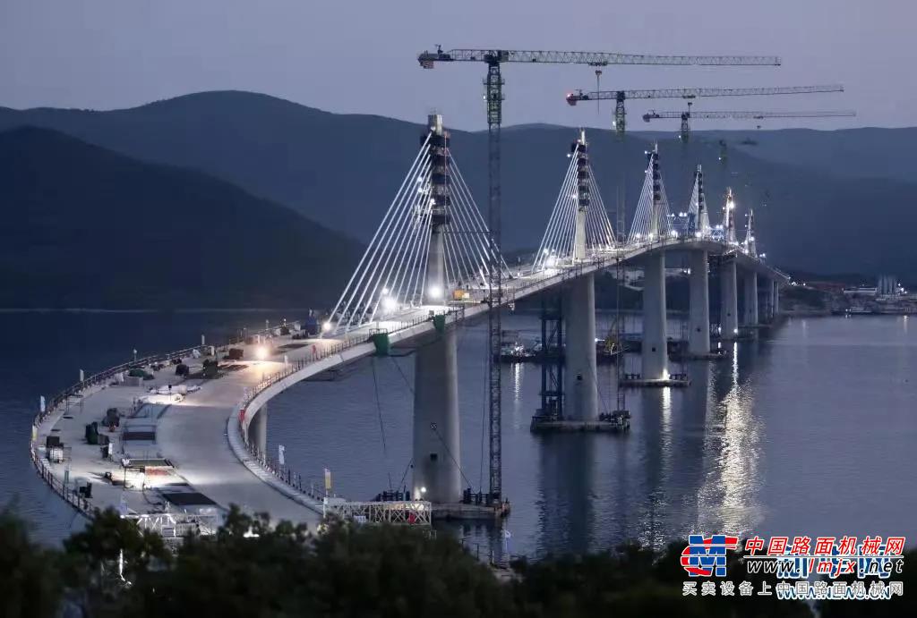 	项目自2018年启动以来，普连科维奇总理每3个月就要来现场视察一次。在这个“举国期待”的头号工程上，24台参建设备来自中国的三一重工，包括汽车式起重机、履带式起重机、混凝土泵车、搅拌车和挖掘机等。