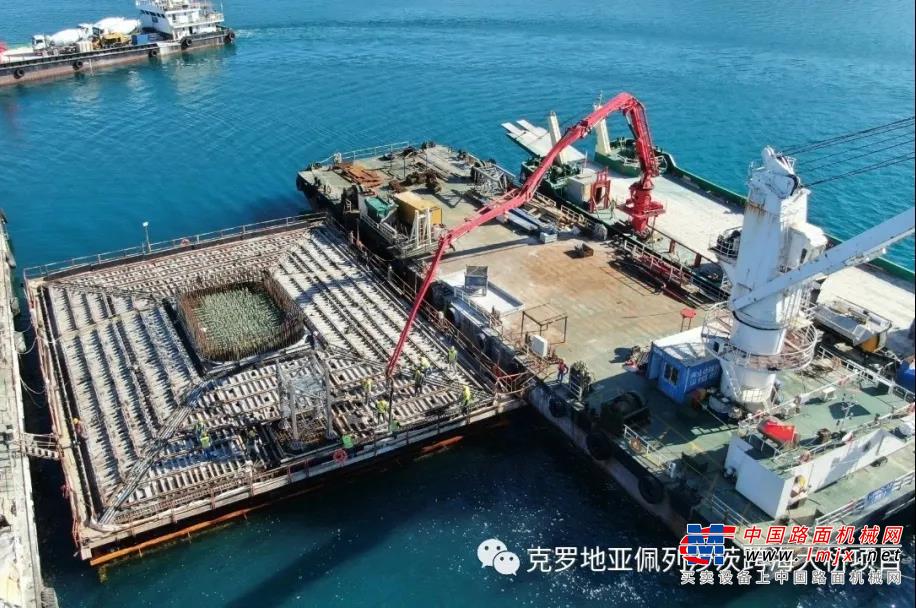	佩列沙茨大桥由中克两国总理共同推动，其设计总长2440米，横跨亚得里亚海小斯通湾，将克罗地亚的欧洲大陆地区和佩列沙茨半岛融为一体，不仅是中克建交以来规模最大的交通基础设施建设项目，也是克罗地亚独立以来规模最大的战略性基建项目和“国家梦想”。
