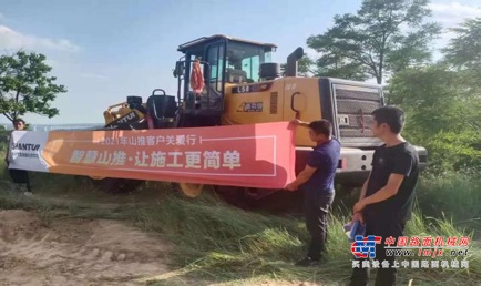 ▌多年来，山推参与了庆阳建设，西部大开发使庆阳实现了从交通闭塞到高铁通达的飞跃，在许许多多的施工工地，都能看到山推设备的足迹。其中，山推设备助力庆阳的发展离不开代理商甘肃山推的优秀服务。
