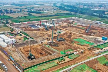 國內首次！雙臂作業！三一2000噸起重機震撼全場