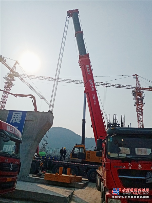 	在大桥建设期间，包括宜昌合志大件起重有限公司在内的知名吊装公司派出SAC4500、STC3500T、SAC2200C、SAC1600T8等20余辆三一起重机参与建设。