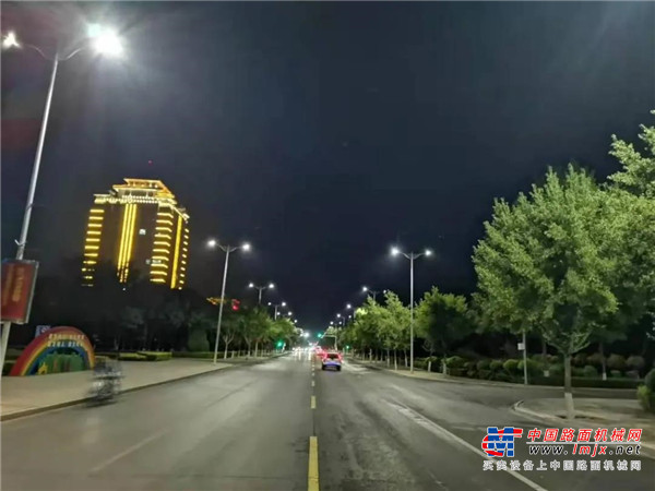 为了早日完成施工任务，他们每天从早晨就开始工作，有时到天黑才下班，他们自己说：“因为天气炎热，而工作又都是室外高空作业，趁早晨凉快干活效率高一些。”他们是最可爱的西筑人，他们是公司有需要就第一时间站出来的人，他们在这个夏天战高温、斗酷暑，尽心尽力为公司做好服务。把公司放在第一位，是他们始终不变的坚持，向我们的一线装维人员致敬！