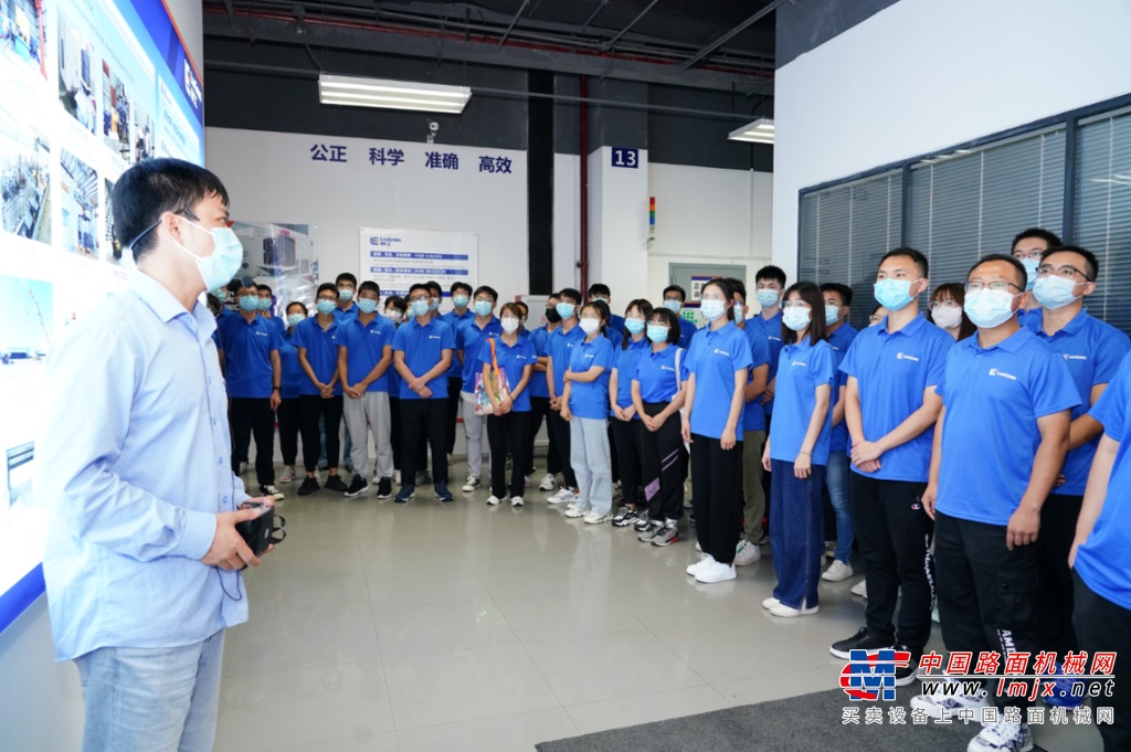 他为大家生动讲述柳工60余年的发展历程及未来战略蓝图，结合厂史和自身工作经历，将行业与社会共前进的柳工工业精神娓娓道来，激励大家以公司“三全”战略为目标，助力公司成为世界级工程机械企业。