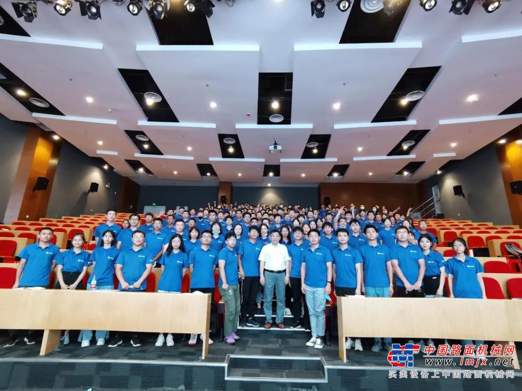 	课堂上，曾光安向新入职大学生重点传达了今年4月26日习近平总书记视察柳工时的重要讲话精神，并从个人、企业等多个方面对习近平总书记的讲话内容进行生动剖析。