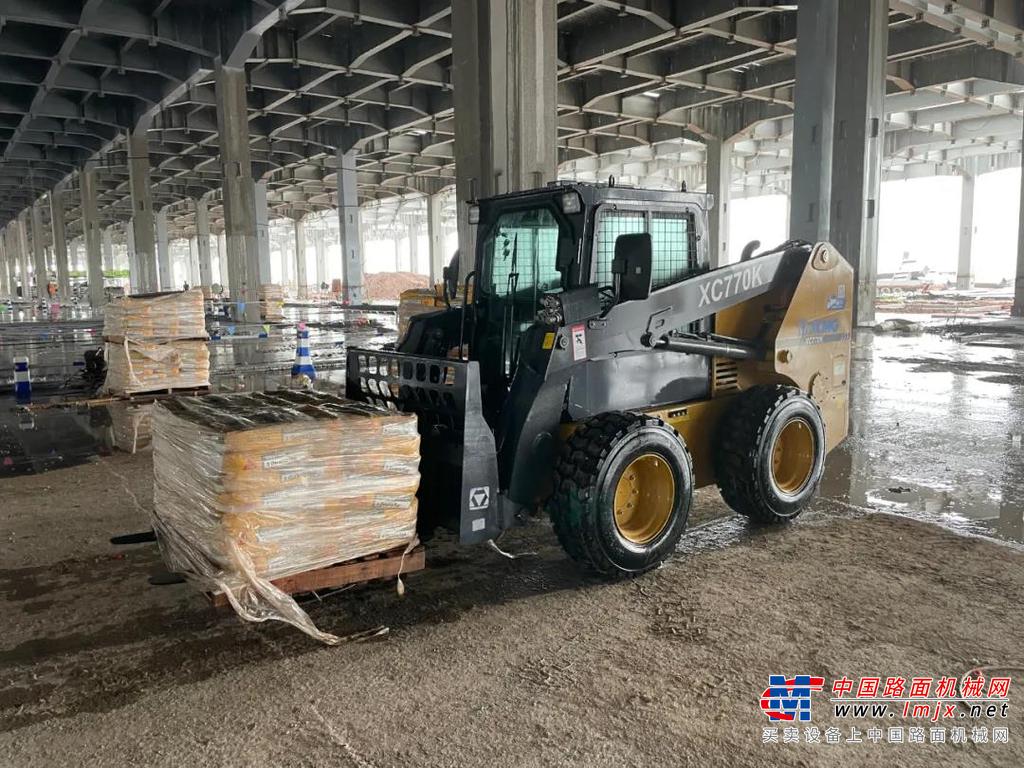 近日，徐工XC770K滑移装载机及配套属具交付上海某大型地坪建设公司并投入使用，获得一致好评，这也是徐工滑移装载机在地坪建设领域的一次重要突破。