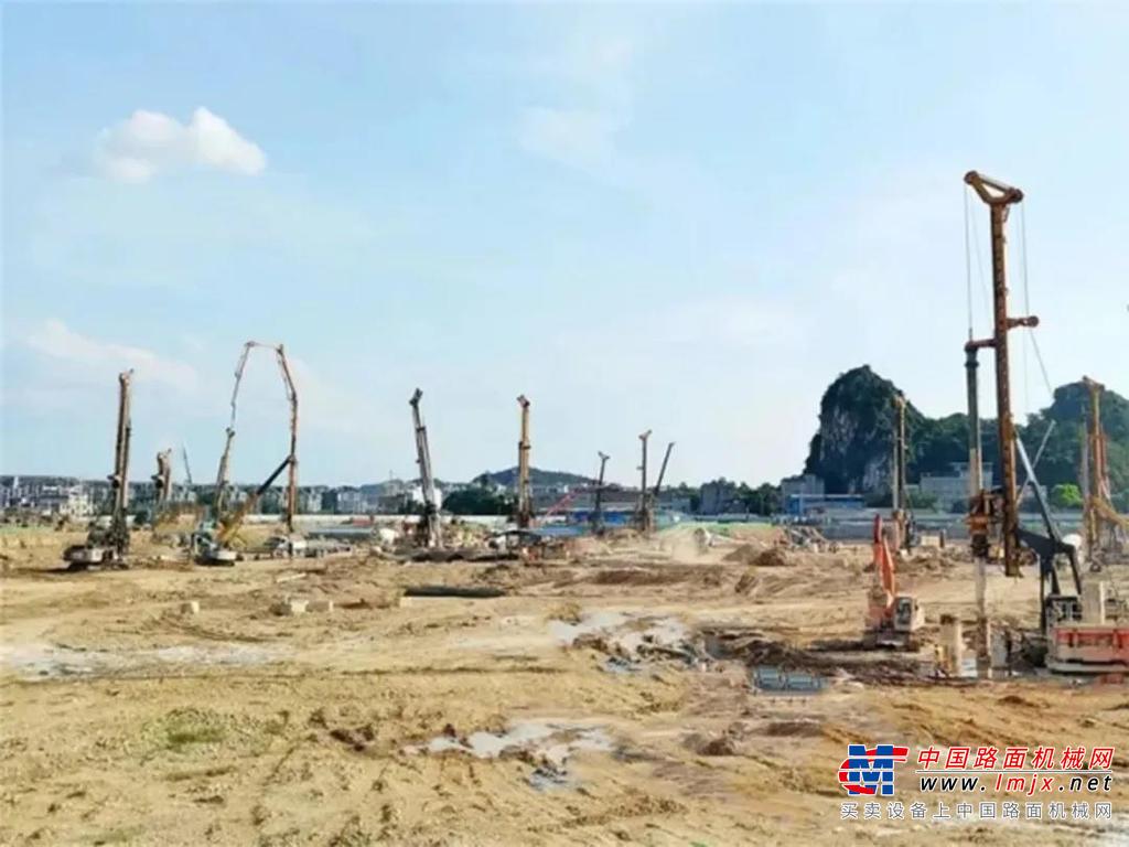该项目桩基总量约3000多根桩，目前开工的是项目支护桩，数量800根左右，桩径为1200mm，桩深约25m，需要下4.5m护筒，由于下面是花岗岩，硬度较大，钻机需要入岩3m，平均每天可以成孔3根桩。