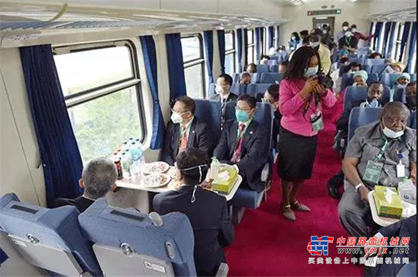 图丨三一泵车浇筑铁路桥