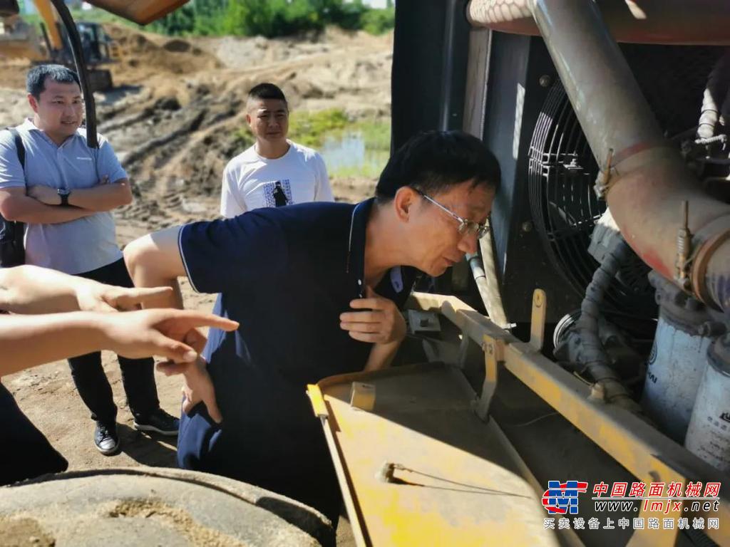 ▌紧接着，陕西小分队来到汉中砂石场。砂石场老板潘总去年购买两台山推L53-C3装载机，偌大的场地里有两个厂房储藏过滤细沙，分筛铲运全靠装载机运转，这就对装载机的灵活性、稳定性提出更高要求。山推L53-C3 FL 灵动版装载机，在这里轻松应对，让客户十分满意。