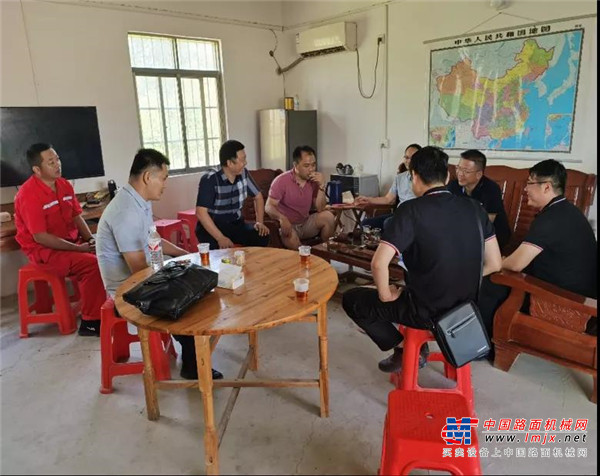 	▌程总说：“真是感谢你们对每个客户的关注，咱们的装载机不管是发动机、桥还是变速箱、结构件可真是可靠耐用,基本上也不用担心设备的质保问题，咱们厂对整机的延保和变速箱生命周期的延长，消除了我们这些企业的后顾之忧，让我们用的也放心啊！”用机无忧，加倍安心，小分队为程总介绍了“服务四超越”，程总表示后期还会继续采购山推设备。此次装载机“服务四超越”，将更有助于山推股份公司无限贴近客户，快速了解客户的服务诉求、产品改进意见，从而更好地为客户量身定制个性化设备，带来更优质的服务体验，保证客户在施工过程中享受高标准服务。