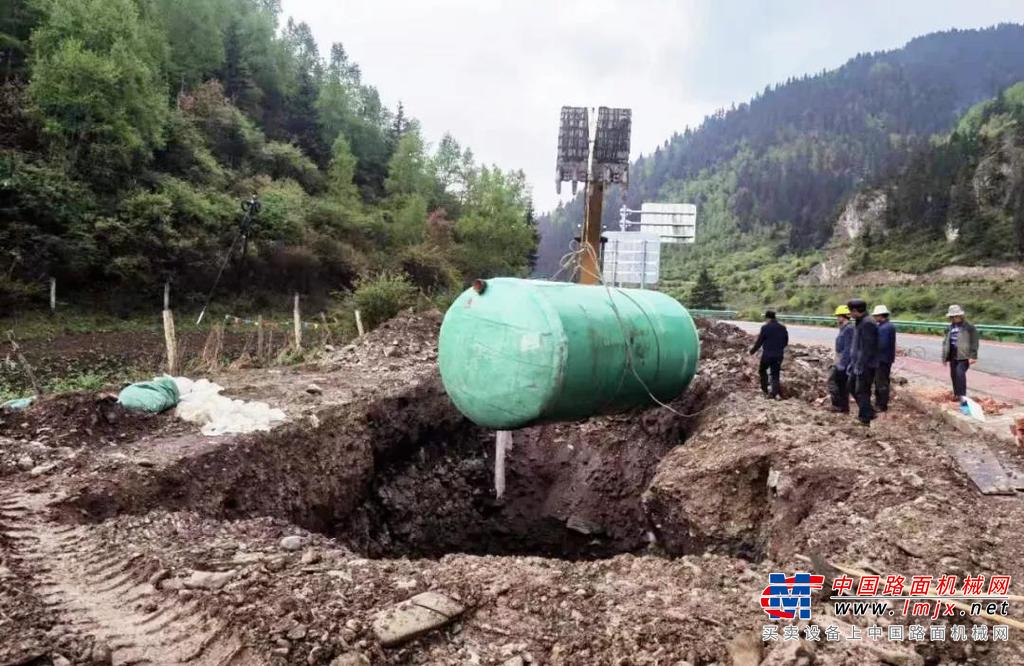 	大峪沟地处甘南藏族自治州卓尼县，受藏族传统文化的影响，这里的人向善且朴实，内敛而执着，他们打交道，最看重的是情义。“徐工的人实在，徐工的设备也实在！”2017年，金玉龙同徐工代理商的张经理相识，这位朴实的山东小伙，用真材实料的徐工设备，迅速打动金玉龙，并获得认可。