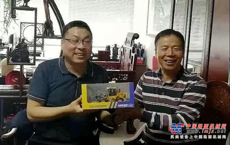 	“我不信进口的产品就一定行，我们在产品交付、售后服务、性能提升等综合性价比上，更有本土优势。”时任徐工科技兰州办事处主任、竞标组长的李超带着团队克服高原反应，走上了海拔4274米的待建工地，收集了详实的施工工况、气候条件等资料，为研发团队攻克高原、高寒作业技术难题提供了重要依据，也为针对性制定营销方案提供了重要支撑。