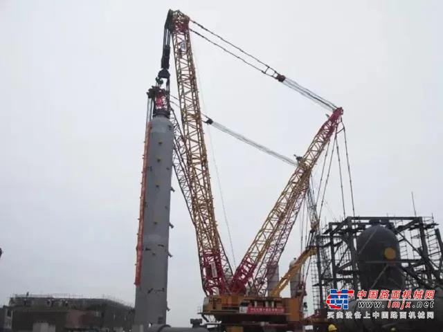 凭借成熟性、安全可靠性等方面的明显优势，徐工2000吨起重机成为俄罗斯AGCC项目主要吊装设备。接到任务后，第一时间从中国境内动迁至俄罗斯，过程中克服了洪涝、疫情等多个难题。