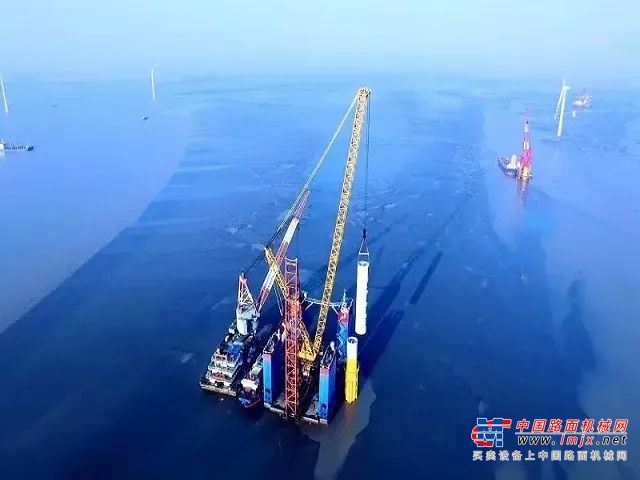 到达现场，XGC28000采用84米主臂+54米塔臂工况，对主吊设备2500吨液压提升机完成组装。再用仅1天的时间，高效率完成变形，以60米主臂工况进入溜尾工位，联合2500吨提升机圆满完成任务。
