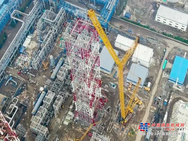 ▲2013年4月，XGC28000履带起重机于中石化泉州炼油基地，吊装设备为蜡油加氢裂化反应器，设备净重达1240.2吨，含吊索具总吊重量达1340吨，缔造了自身吊装新纪录。