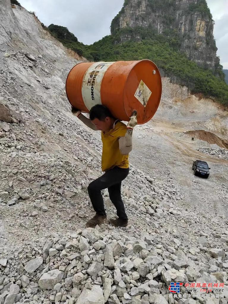 怀着精益求精、追求卓越的初心，秉持着全心全意为用户服务的理念，柳工服务队伍将从“心”出发，让手中的服务旗帜飘扬在全国的各个角落。用“关爱备至 畅享无忧”服务的精神，将周到细致的服务送到每个客户身边。