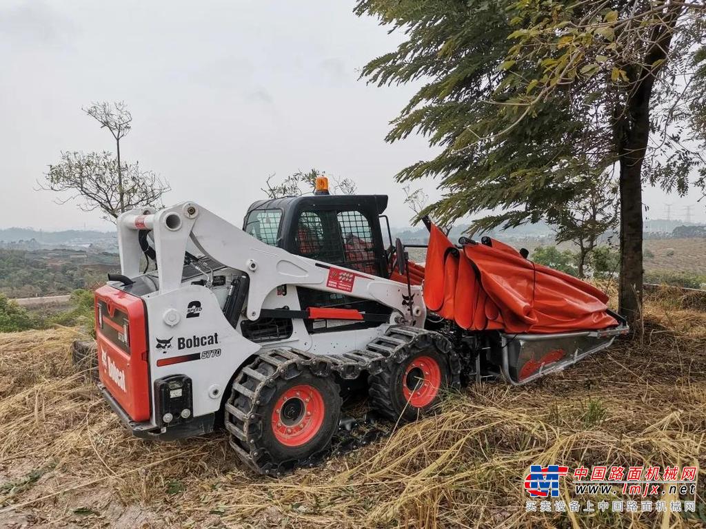 山猫S770是滑移界的高端代表，它兼具灵活与高操控性，不仅性能强悍，在整机舒适性、安全性、日常维护性等方面也都遥遥领先。