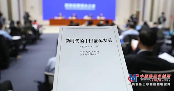 活动现场，数十台三一纯电动搅拌车整齐列队、整备完善，为“绿城”输送绿色新风。