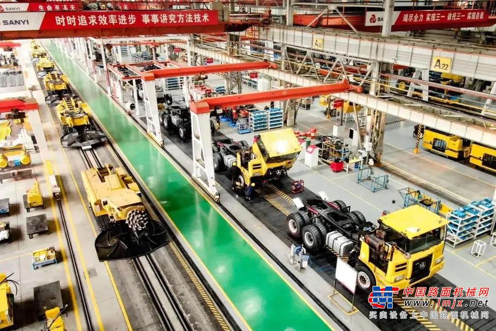 公司上半年诸多新品实现批量销售，矿山装备板块新品智能掘进机，实现首个工作面贯通，井下连续作业时长大幅提升；智能采煤机，井下使用性能优异；80T、100T 宽体车投入市场运行，系列化产品型谱已经形成；第二套锦界矿纯水支架产品完成验收，首拓国能集团以外新客户，并新签大额订单。