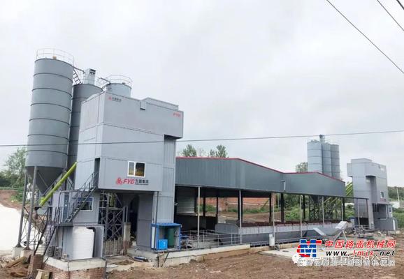 方圆商混版双机双控HZS180D型搅拌站傲然伫立