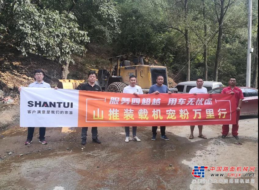 ▌今年一月份，邢台某地爆发新冠疫情，为保障方仓医院建设，当地砂石料场加班加点生产。“疫情生产期间，我们不分昼夜的干，司机轮流上，设备不停歇，对设备的连续作业能力，提出了很高的要求。山推装载机，的确给我带来了很大的惊喜，当我的另外两台某牌装载机出现故障趴窝的时候，山推装载机的优势体现出来了，连上料带装车，完全胜任了整个沙场的工作。”建材公司老板自豪的讲到。