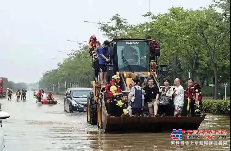 时间回到一个多月前。从7月17日到22日，河南省39个市县累计降雨量达到当地常年全年降水量一半以上，造成郑州、新乡等16个市、150个县市区、1300多万人受灾。