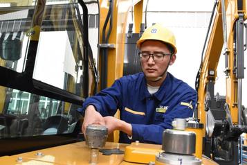 新征程·榜样力量｜砥砺奋进 用心守护靓丽的“徐工金”