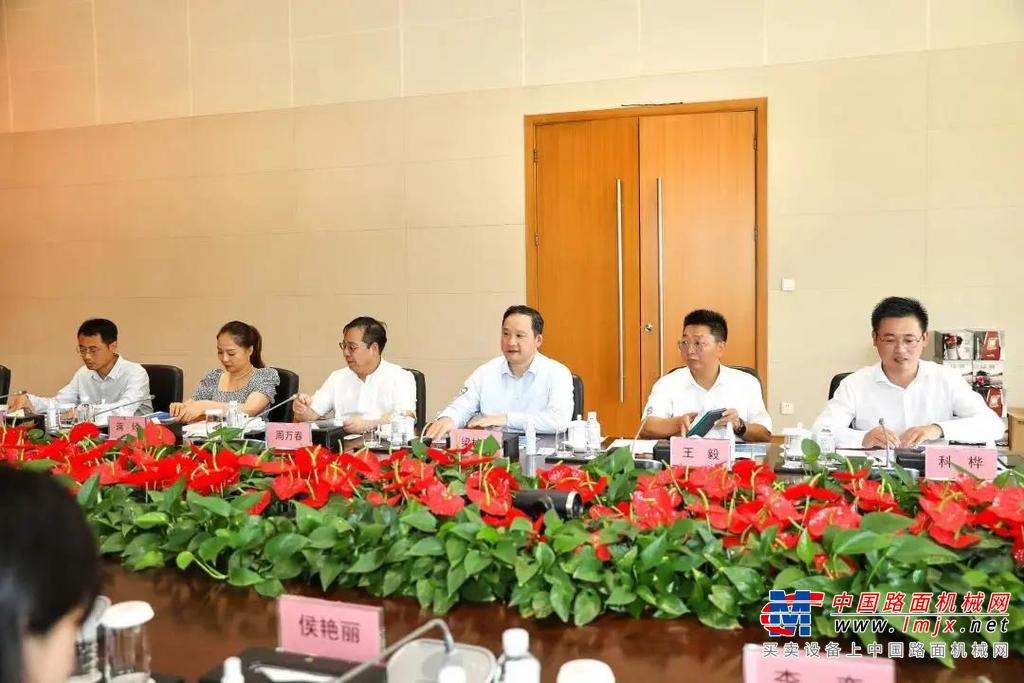 仪式开始前，在周万春的陪同下，嘉宾们参观考察了三一集团灯塔工厂以及三一重卡智慧工厂，详细了解三一的发展史、企业文化、经营理念以及生产制造实力。