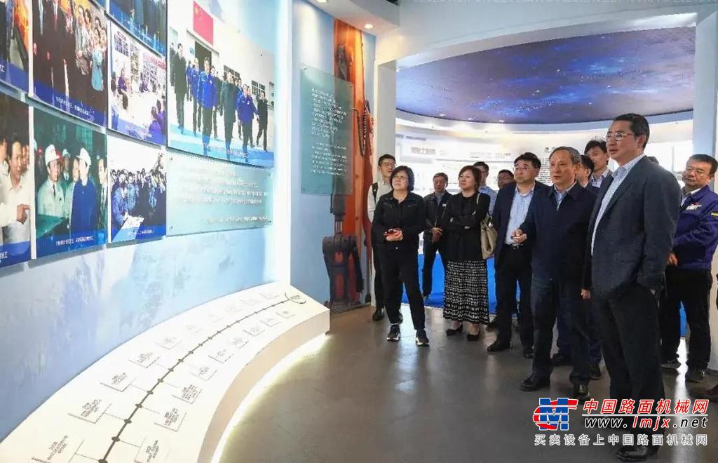 	近年来，随着国民经济和城市建设的发展需求量逐年增加，我国高空作业机械市场潜力广阔。已有二十余年技术沉淀的徐工，以产品智能化为设计出发点，现已自主研发剪叉、曲臂、直臂三大类40余款高空作业平台产品，在《国际高空作业机械》发布的2020年全球高空作业机械40强排行榜中，徐工高空作业机械板块更是跃居全球第六、中国第一。