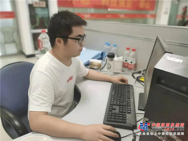 	通过在线观看并在线下持续学习集团第三次党代会精神，对集团的发展战略有了更深的了解，大会报告中提出的进入“高质量中交”、“全球中交”时代，打造“三核五商”新中交，实现“四大飞跃”的战略部署，让我心潮澎湃、精神振奋。作为西筑公司的一名基层员工，在今后工作中，我将坚决立足自身职责，强化学习意识，深刻领会报告中的精神实质和内涵，把主要精力都放在思考工作上，结合工作实际，高起点，高标准，求真务实地把本职工作做好，与团支委委员共同做好支部团青工作，努力开创发展新局面。