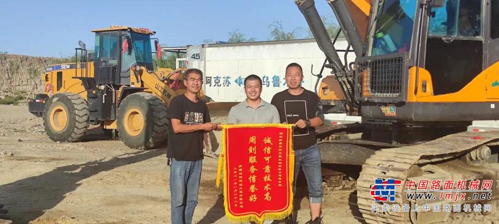 	配件预计是8月27能到达客户单位，26日上午，马亮带着2名工程师驾车6.5小时前往库尔勒分公司为第二天的维修工作做准备。