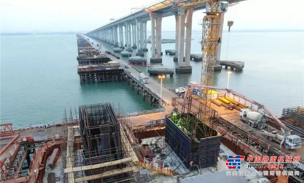 据悉，泉州湾跨海大桥为福厦高铁全线重点控制性工程，大桥全长20.287公里，海上桥梁长8.96公里，是国内首座跨海高速铁路桥，也是世界上首座行车速度超过300公里/小时的大跨度跨海斜拉铁路桥。