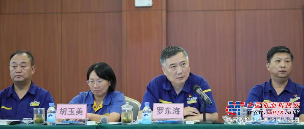 	近日，徐工汽车举办2021届新入职大学生领导见面会，公司领导、各单位负责人及支部书记、20届优秀师友团成员及21届师友团代表、以及21届全体大学生参会。