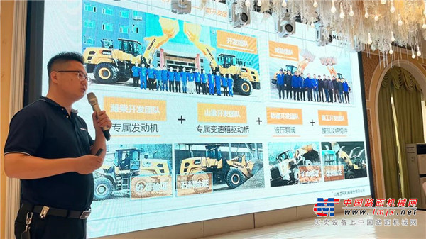 	▌虽已是初秋，位于邯郸某化工厂堆料车间内气温仍高达32度，但比气温更高的是山推客户们的参会热情，体验会现场人头攒动，外观时尚、实力强劲的山推装载机遭到了客户的层层围观。