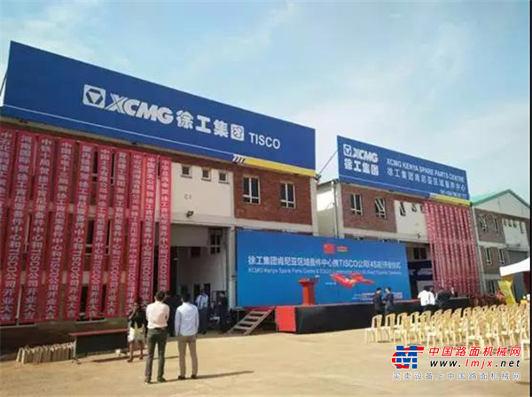 开工仪式上，乌胡鲁·肯雅塔总统走进徐工XE215C挖掘机驾驶室，在工作人员引导下，亲自操控操作杆，缓缓挖掘出代表着项目启动的第一铲土，现场响起阵阵掌声。