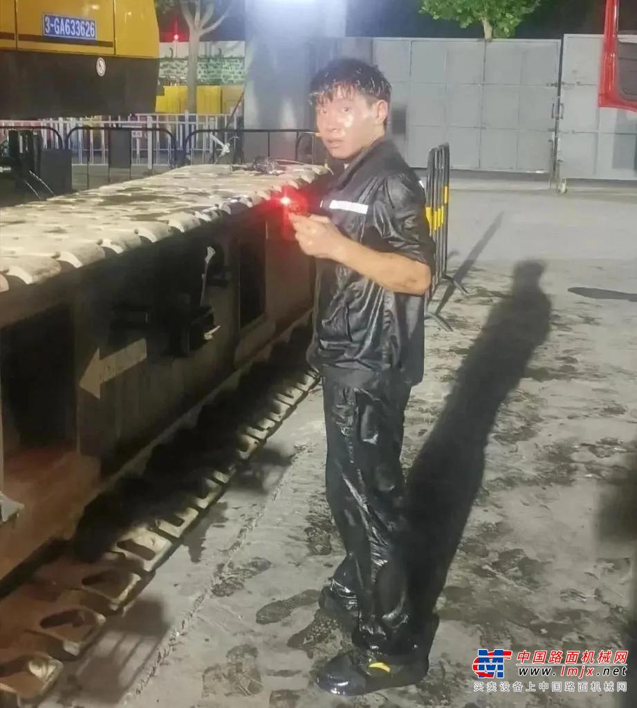 	为了加快安装进度，就近的小组成员已经在工地完成了支腿安装。等方炎彪到达现场时，只需要接通线路。听起来容易，但设备结构复杂，线路左右都是油管，而且拆油管的角度很刁钻，要想顺利完成可能还得费一番功夫。