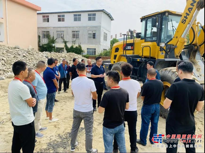 ▌性能强不强不只是嘴上说说，要用工况实战来检验。本次山推新品体验活动汉中站为了让用户直观的感受到山推L55-C5的强悍性能，山推装载机一级代理商————汉中磐石屹工程机械有限公司特别准备了常规砂石料以及鹅卵石矿料两种不同类型物料。